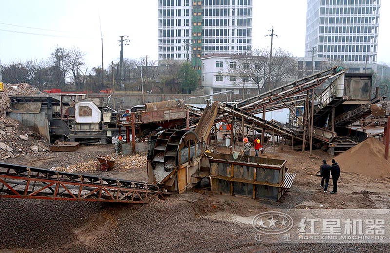 小型建筑垃圾粉碎機建筑現場圖